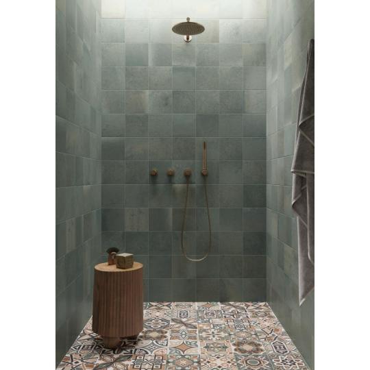 zold fali furdoszoba csempe turkiz meregzold kismeretu ruszikus kohatasu zuhany zuhanykabin.jpg